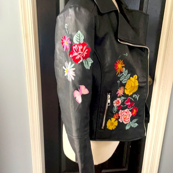Faux leather floral moto jacket 🌺🌼🥀 - Picture 5 of 5